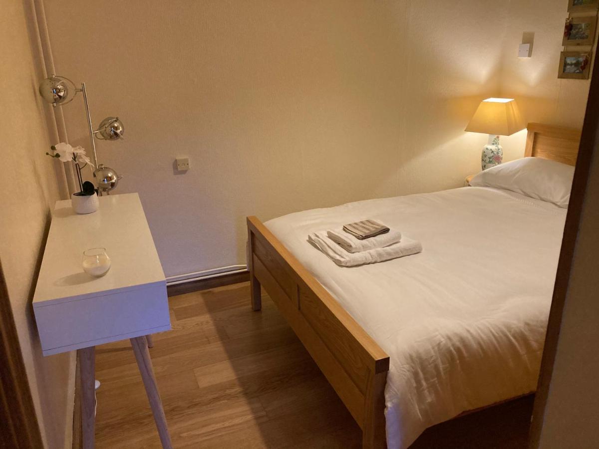 Double Bed Self Contained Annexe 14B Is To The Right Of The Main House Apartment Солсбъри Екстериор снимка