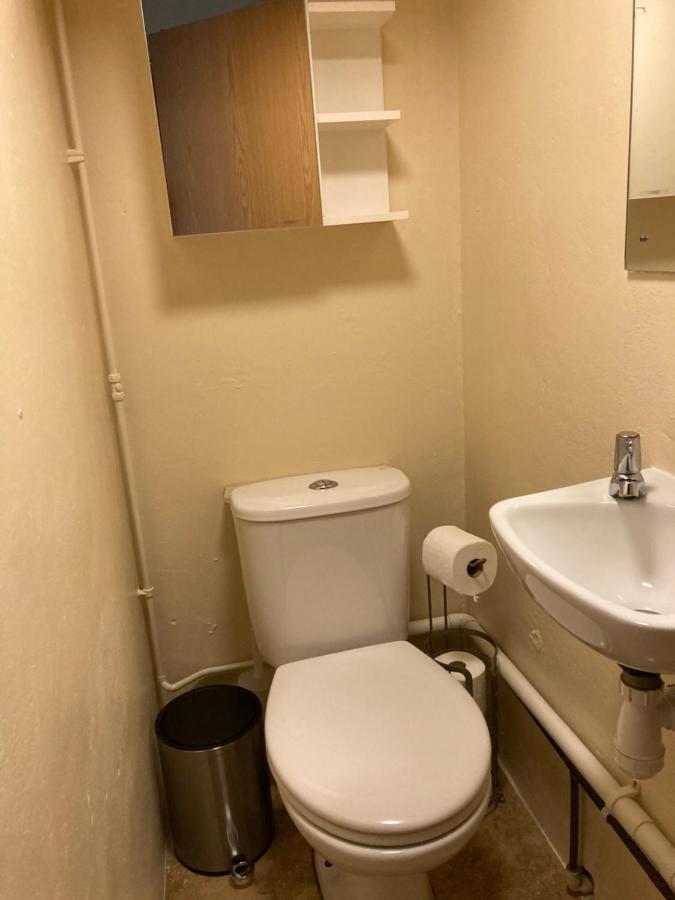 Double Bed Self Contained Annexe 14B Is To The Right Of The Main House Apartment Солсбъри Екстериор снимка